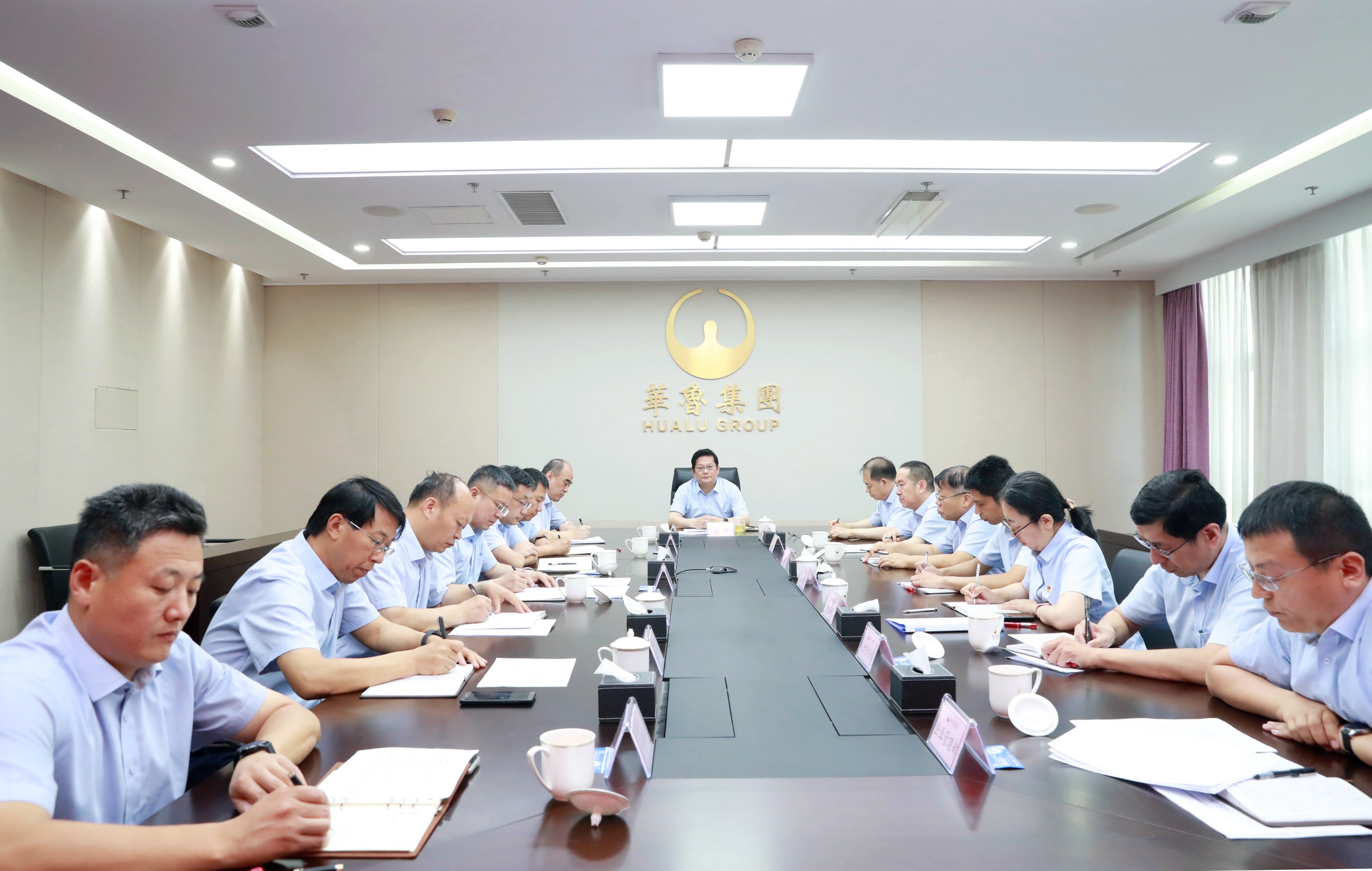 扎實推進高質量發(fā)展 踏上高原再攀高峰 華魯集團黨委理論學習中心組開展集體學習-2.jpg